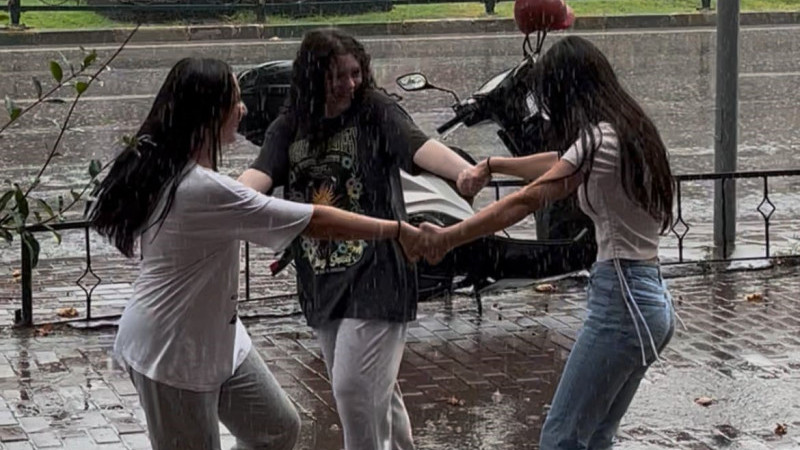 Bursa’da yağmur sevinci...Böyle dans ettiler