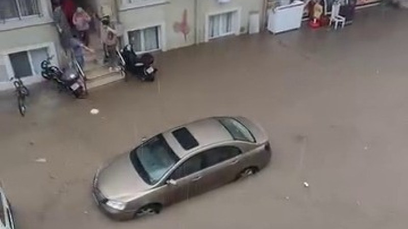 Bursa'yı sağanak vurdu, cadde ve sokaklar sular altında kaldı