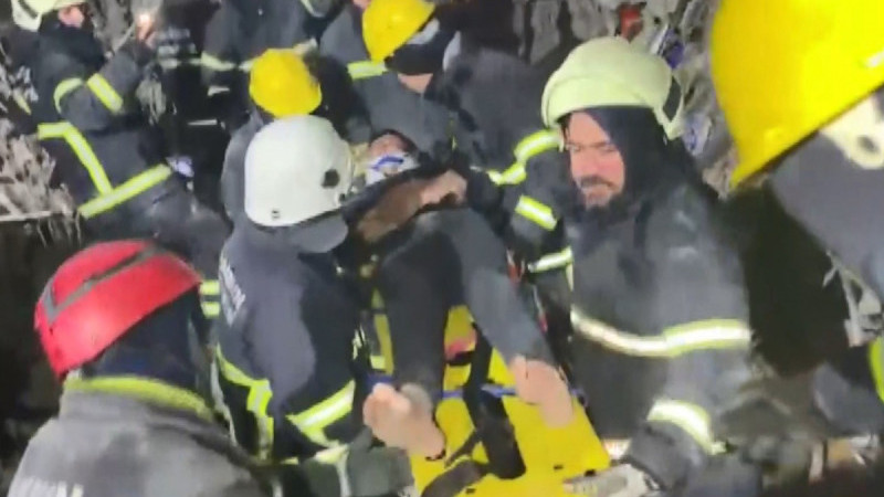 Enkazdan 70 saat sonra 3 kişi sağ olarak kurtarıldı