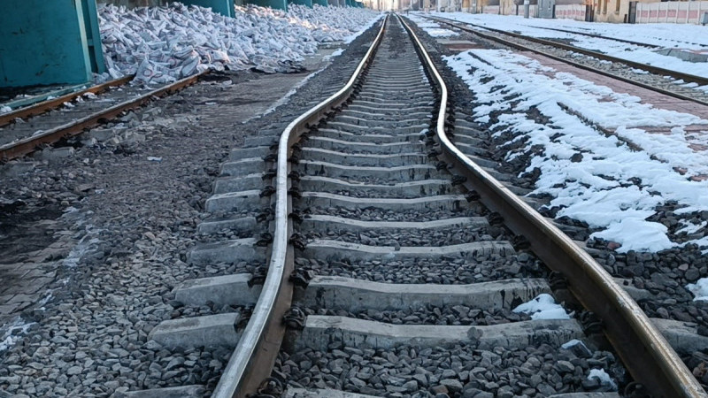 Deprem tren raylarını büktü