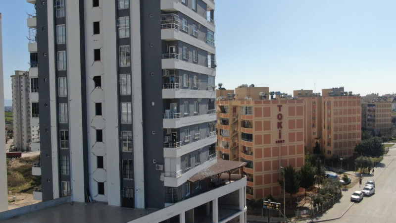 TOKİ'de çizik bile yok, yanı başındaki binalar ağır hasarlı
