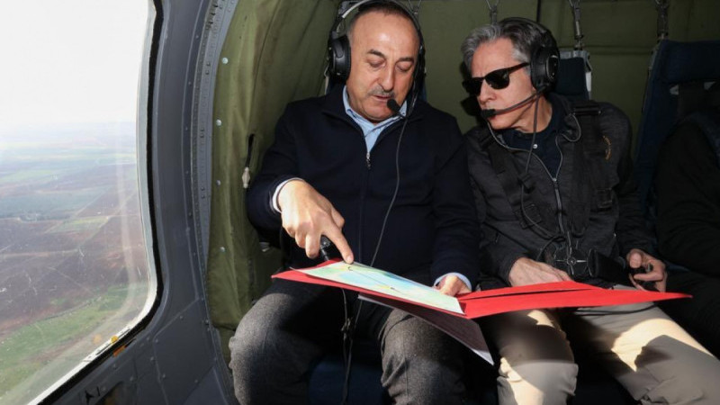 Bakan Çavuşoğlu, ABD'li mevkidaşı ile deprem bölgesinde incelemelerde bulundu