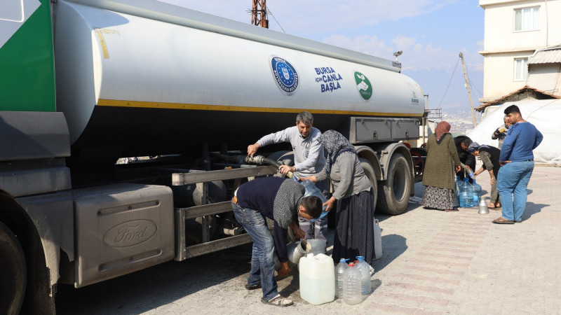 Su tankerleri depremzedeler için sahada