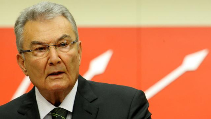 Deniz Baykal hayatını kaybetti