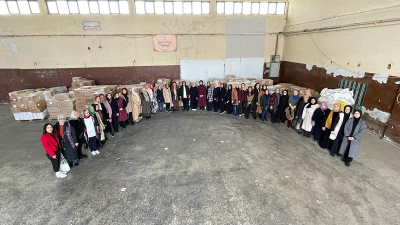 Bursalı AK kadınlar Hatay'a 550 koli mutfak malzemesi