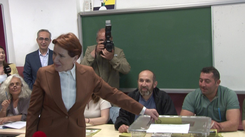 İYİ Parti Genel Başkanı Meral Akşener, oyunu Üsküdar'da kullandı