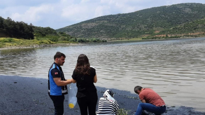 Barajdaki su yüzeyinin siyah renge bürünmesi vatandaşları tedirgin etti