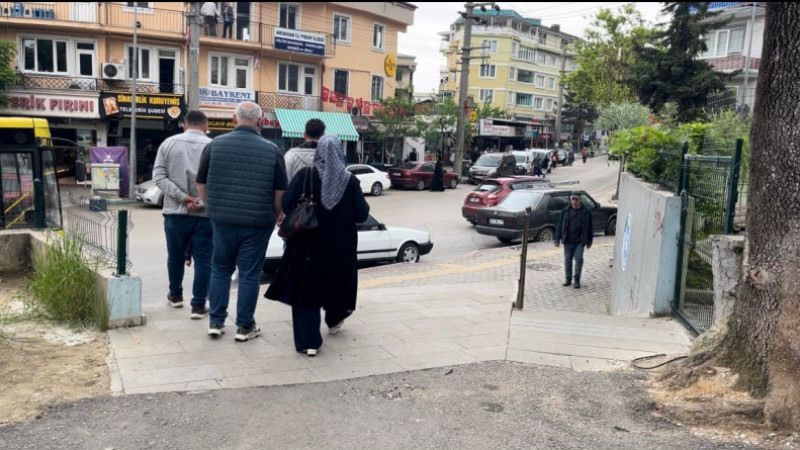 Merdiveni gören yol zannedip aşağı uçuyor