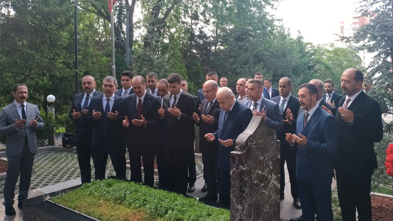 MHP lideri Bahçeli, Türkeş'in kabrini ziyaret etti