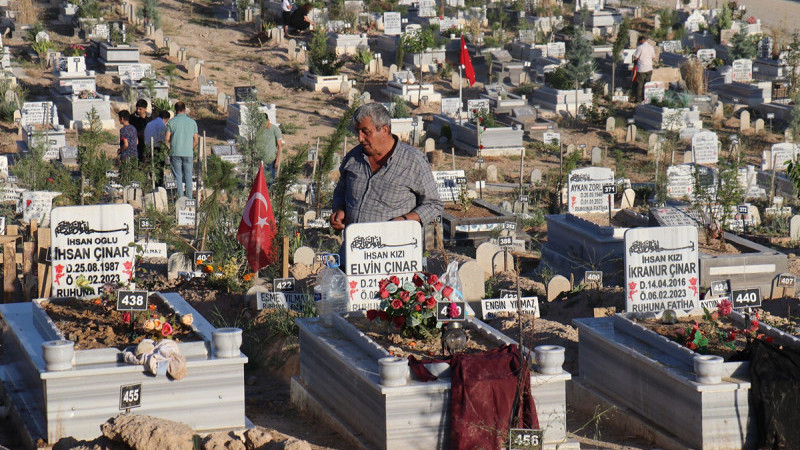 Depremzedelerin mezarlıkta buruk bayramı