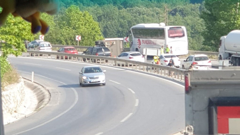 Kaza sebebiyle yol kapandı, sınava adaylar yürüyerek gitti