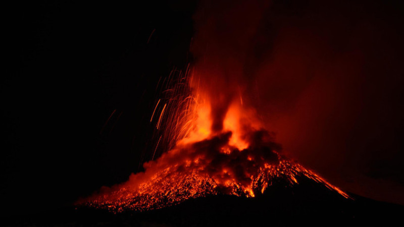 Etna Yanardağı yeniden faaliyete geçti