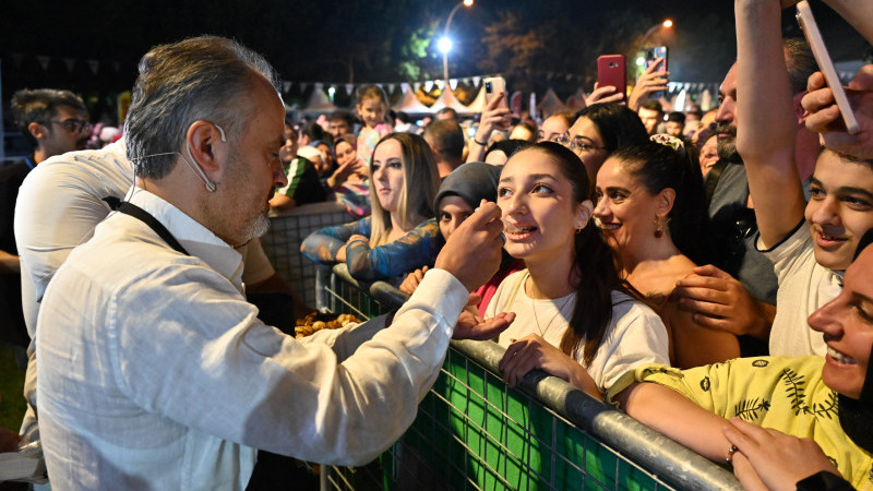 Başkan pişirdi, vatandaşlar yedi