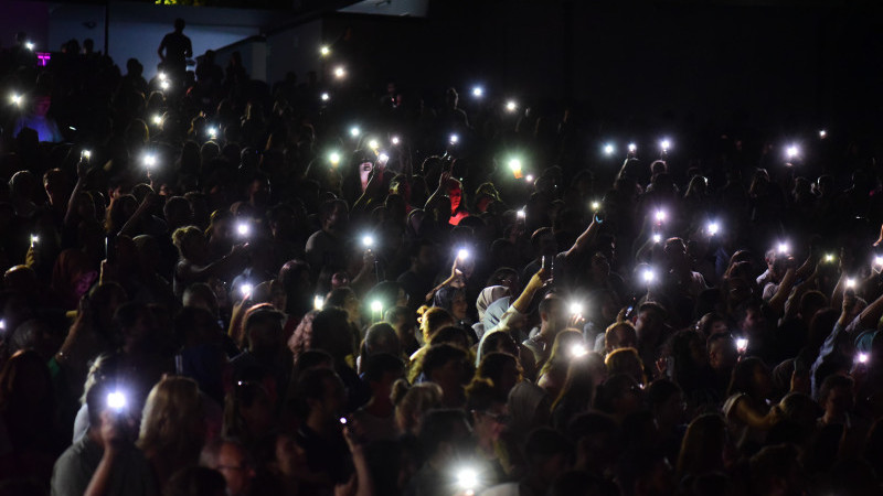 Emre Aydın konserinde elektrikler kesildi