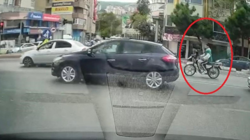 Motosiklet sürücüsü araca çarpıp böyle savruldu