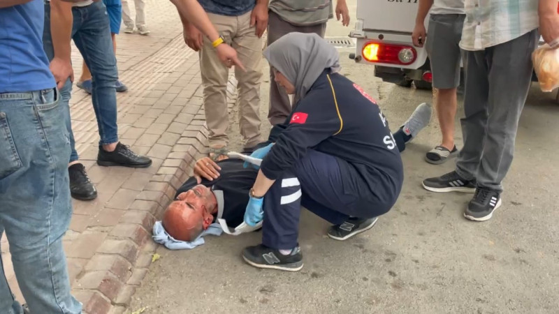 Bursa'da aniden yola çıkan kamyonet akülü bisiklete çarptı