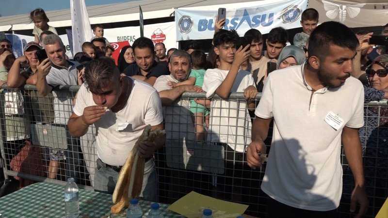  6 dakikada 14 metre kol böreği yedi, 10 bin lira kazandı