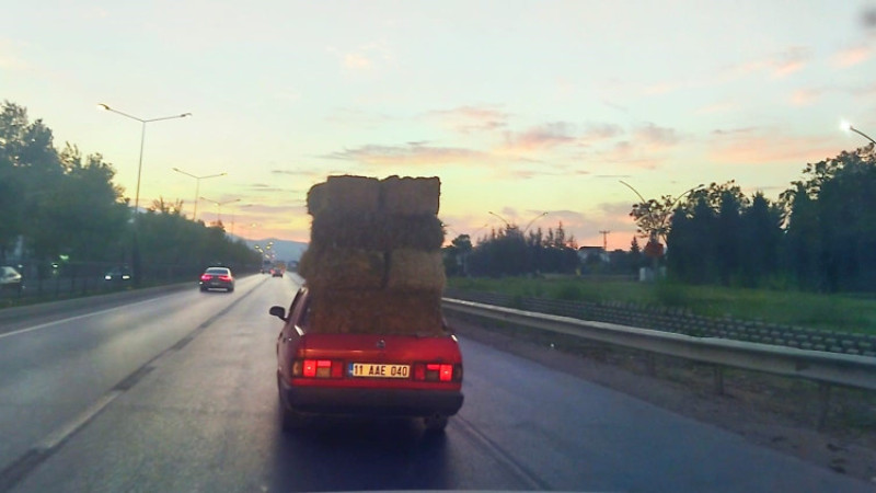 Bursa'da ilginç görüntü! Otomobil üzerinde...