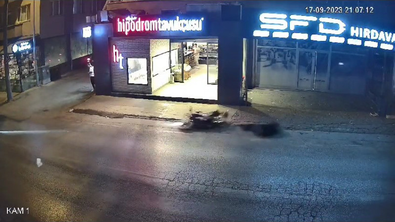 Motosikletli kazada metrelerce böyle savruldu