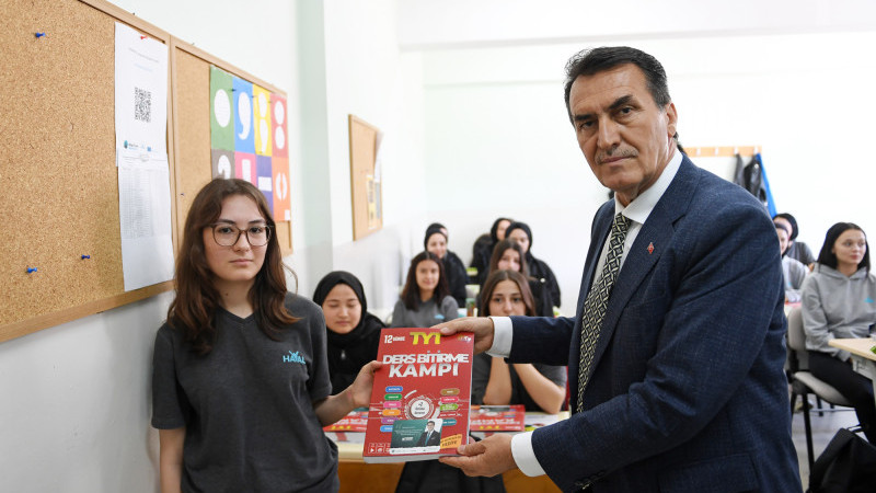 Başkan Dündar’dan öğrencilere kitap seti