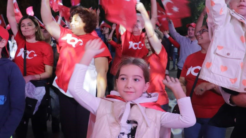 Cumhuriyet'in 100. yılını salonda değil kortejle meydanda kutladılar