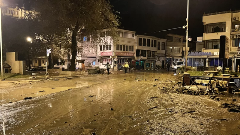Bursa’da sağanak yağış sele dönüştü