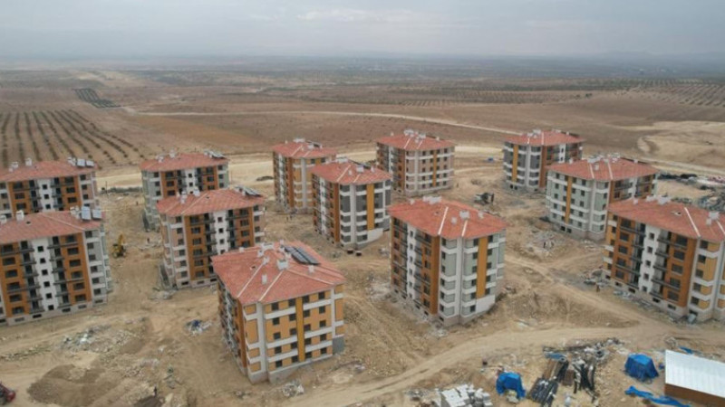 Deprem konutlarında çalışmalar devam ediyor