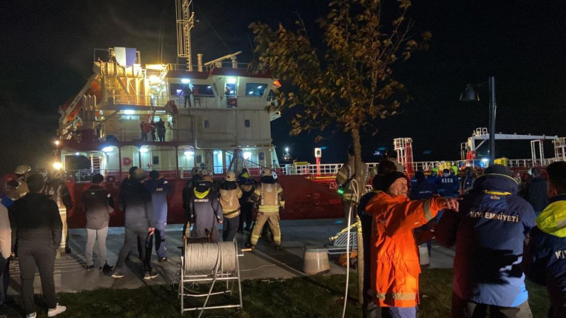 Fırtınayla sürüklenen gemi karaya oturdu