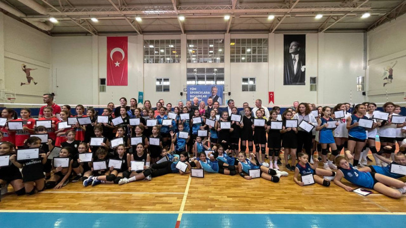 Voleybol Şenliği’nde 800 çocuk buluştu