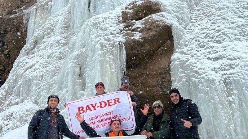 Ağrı’da 33 metre yükseklikteki şelale dondu