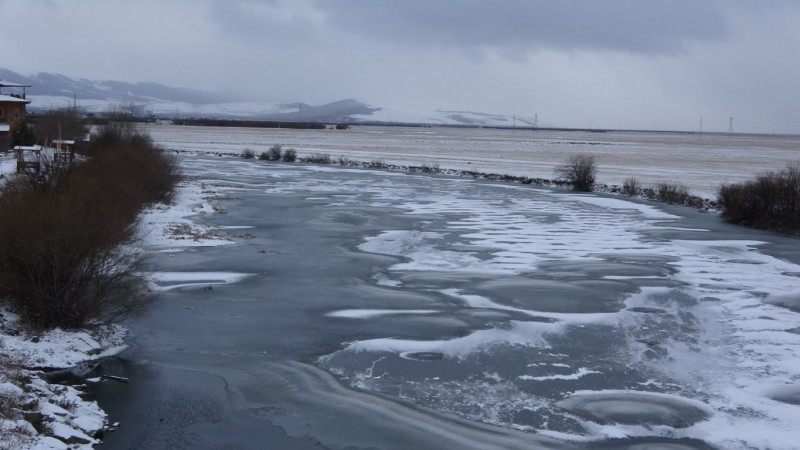Ardahan’da Kura Nehri'nin yüzeyi dondu      