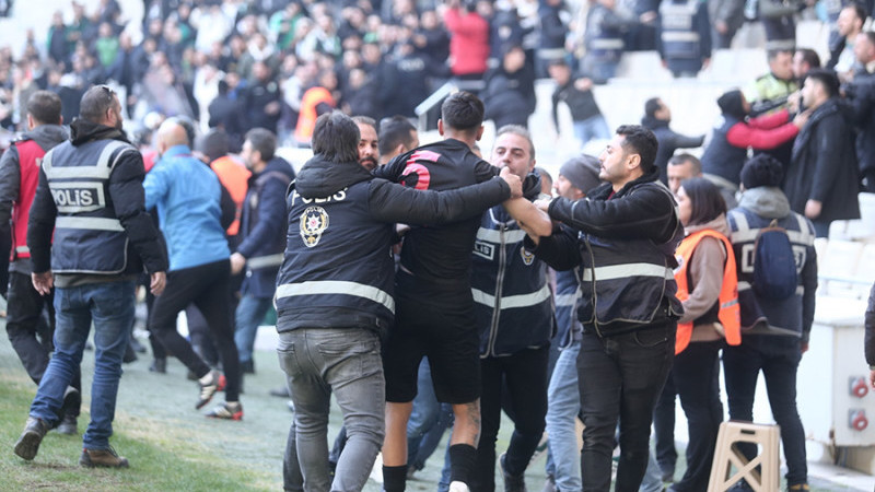 Bursaspor-Diyarbekirspor maçında ortalık karıştı