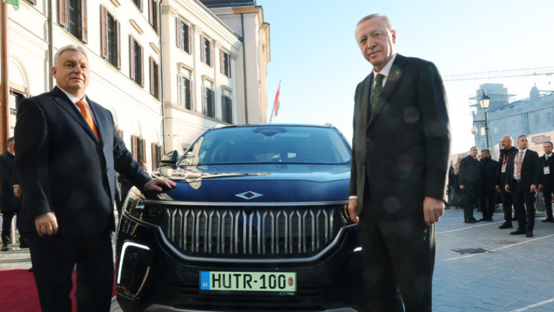Cumhurbaşkanı Erdoğan, Macaristan Başbakanı Orban'a Togg hediye etti