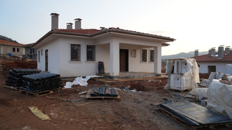Kilis’te depremzedeler için yapılan köy evlerinin inşası sürüyor