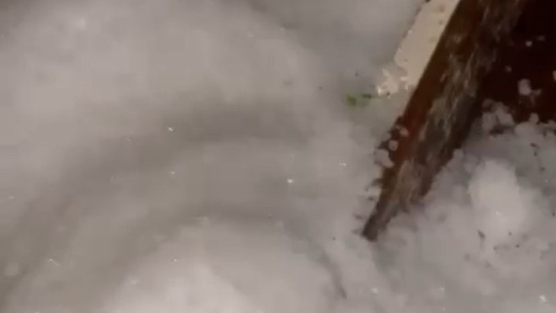 Antalya’da yağan dolu ile sokaklar beyaza büründü