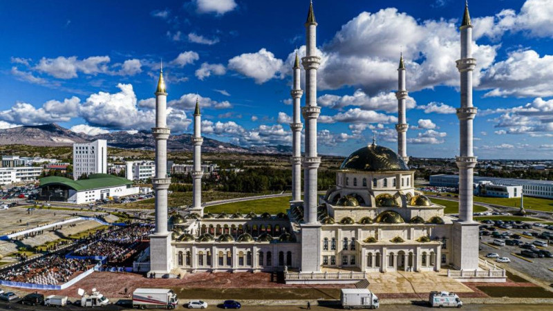 Kuzey Kıbrıs’a 6 minareli muhteşem camii