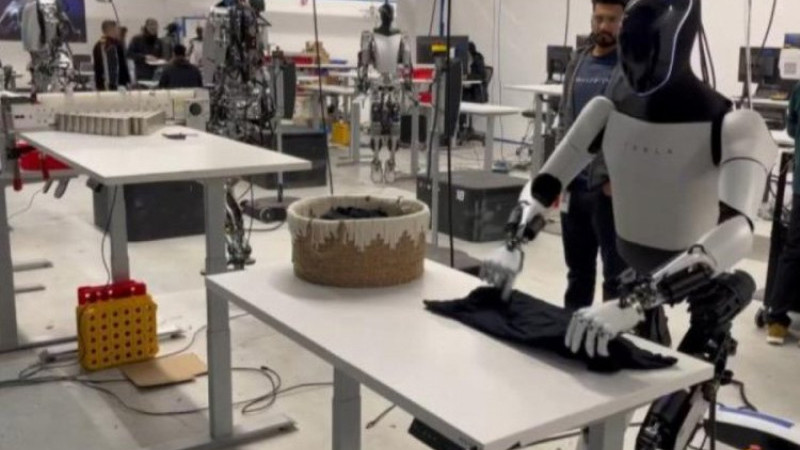 Optimus, tişört katlamaya başladı