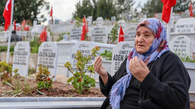 11 yakınını kaybetti, mezar taşlarını öpüp okşayarak teselli arıyor