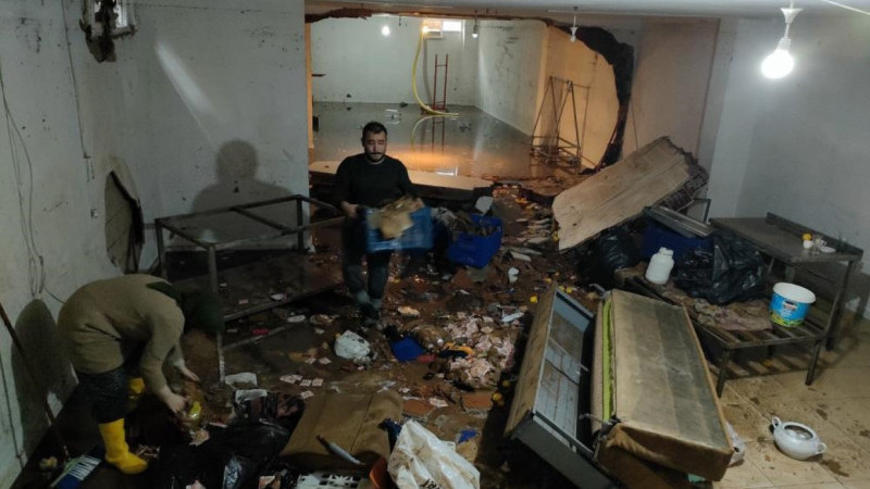 2 metreyi aşan su seviyesinin izleri duvarlarda kaldı