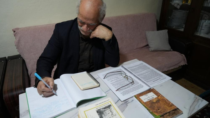 73 yaşındaki üniversite öğrencisi hem derslerine çalışıyor hem de kitap yazıyor