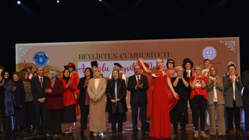 Beylikten Cumhuriyete Anadolu Giysileri defilesine yoğun ilgi!