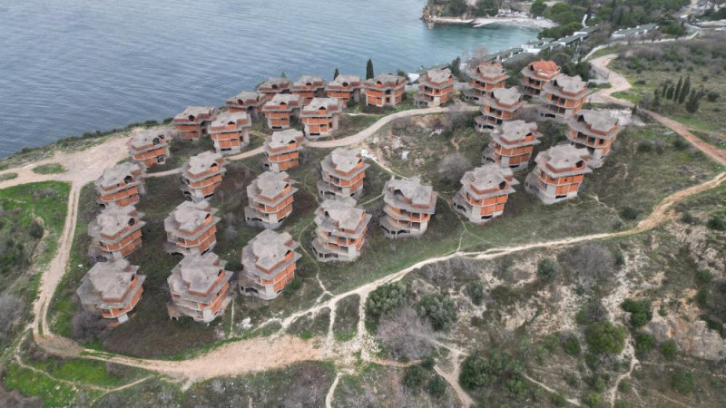 Kendi haline terk edilmiş villalar merak konusu oldu