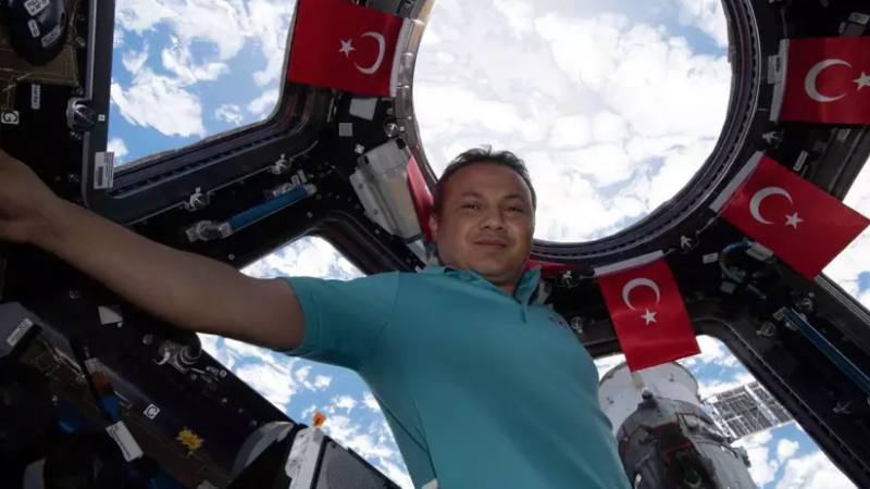 Tarihi uzay yolculuğu tamamlandı, yuvaya dönüş vakti!