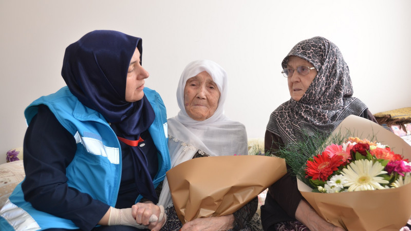 102 yaşındaki hastaya ve kızına ziyaret