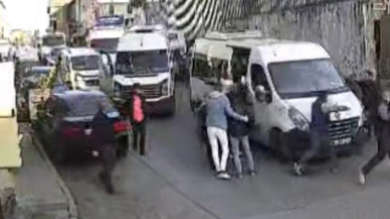 5 kişi baba ve oğlunu dövdü