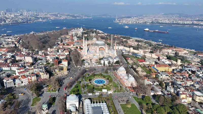 Ayasofya-i Kebir Camii Şerifi’ne Ramazan mahyası asıldı