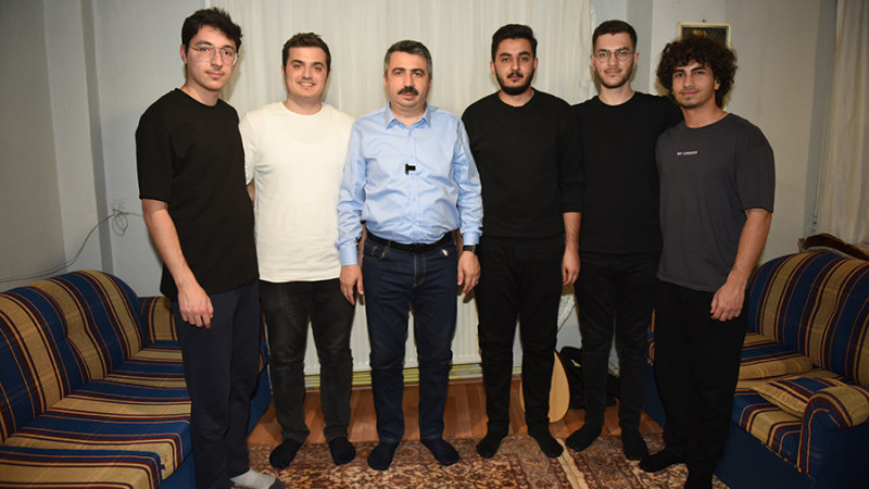 Başkan Yılmaz sahuru gençlerle yaptı