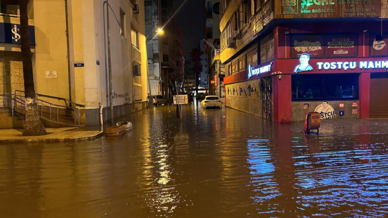 İskenderun’da şiddetli yağışla birlikte caddeler göle döndü