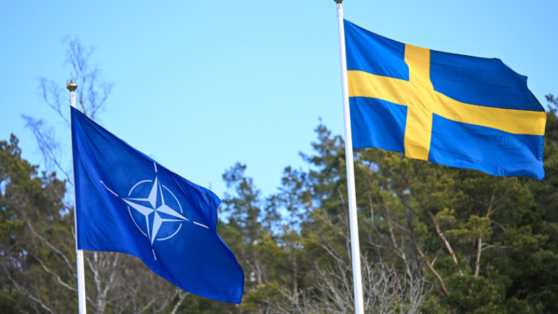 İsveç bayrağı, NATO karargahında göndere çekildi