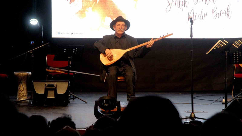 Vefatından 51 yıl sonra robotu sahnede konser verdi